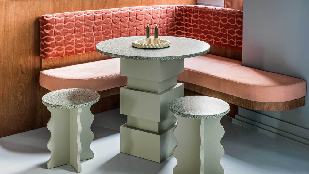 PAS DE DEUX : TABLES ET CHAISES